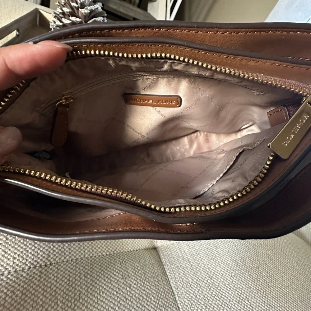 Michael Kors- Signature Crossbody Monogram Print - Picture 4 of 5